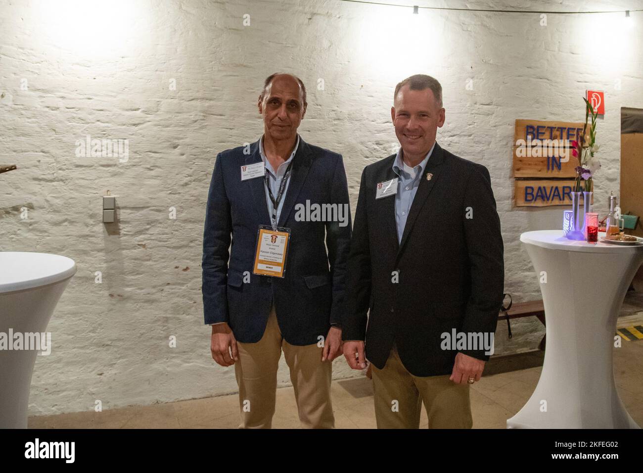 Armée des États-Unis Force opérationnelle pour l'Europe du Sud, Afrique le général de division Todd R. Wasmund représente une photo avec le major général Khaled Hassan Kenawy sous-ministre de la Défense et de la production militaire Égypte, pendant le brise-glace du Colloque des Forces terrestres africaines 2022, Grafenwoehr, Allemagne, le 12 septembre 2022. L'ALFC 22 a réuni les commandants de la Force terrestre africaine, ainsi que certains dirigeants de l'armée américaine et des alliés et partenaires de l'armée pour relever les défis de sécurité de la Force terrestre. ALFC22 a mis l'accent sur l'entraînement institutionnel de l'armée américaine et sur les moyens de « s'entraîner pour combattre ». Banque D'Images