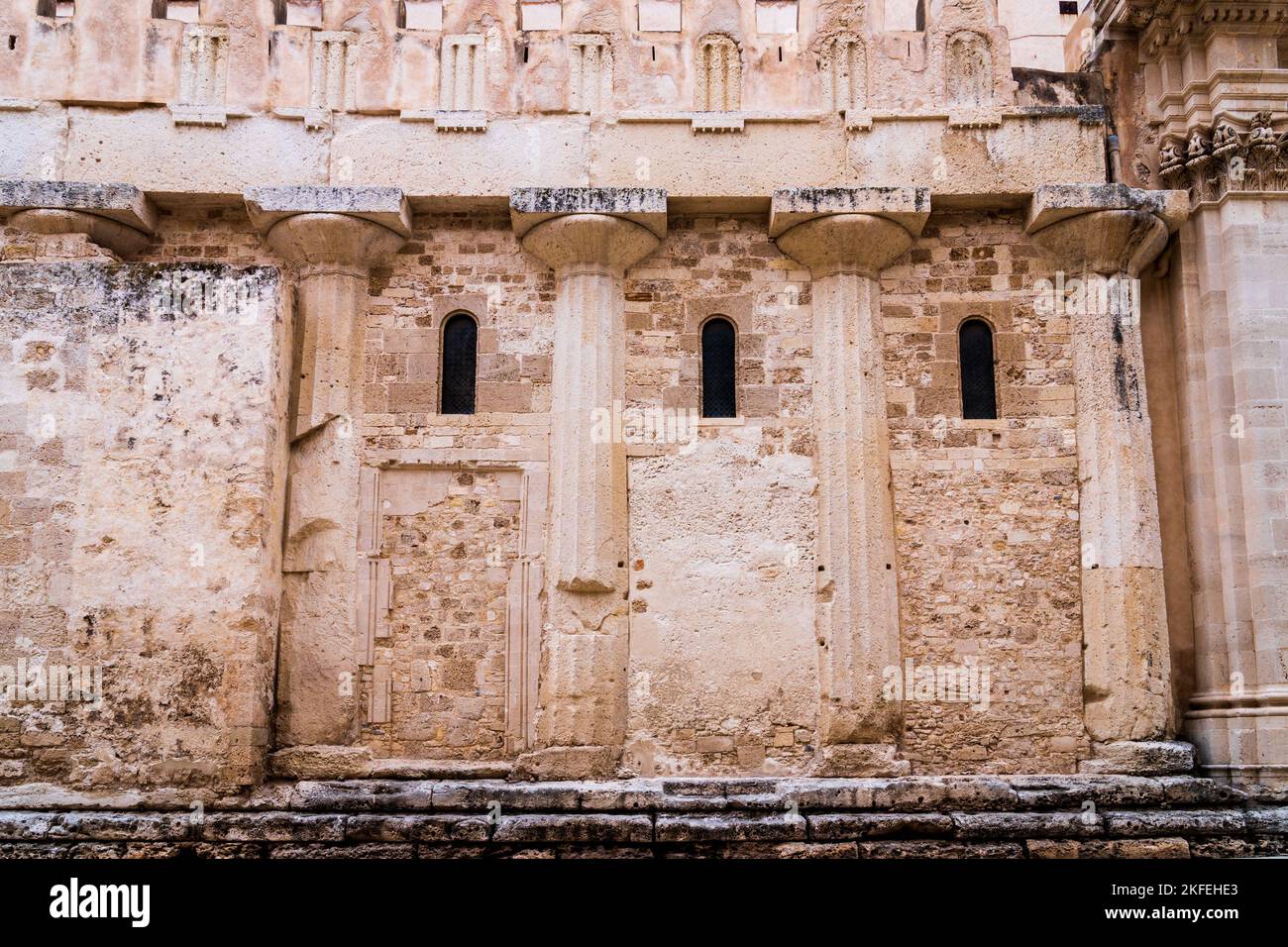 Cathédrale de Syracuse construite au sommet d'un temple grec. Les colonnes doriques peuvent être appréciées sur les murs. Sicile. Italie. Banque D'Images