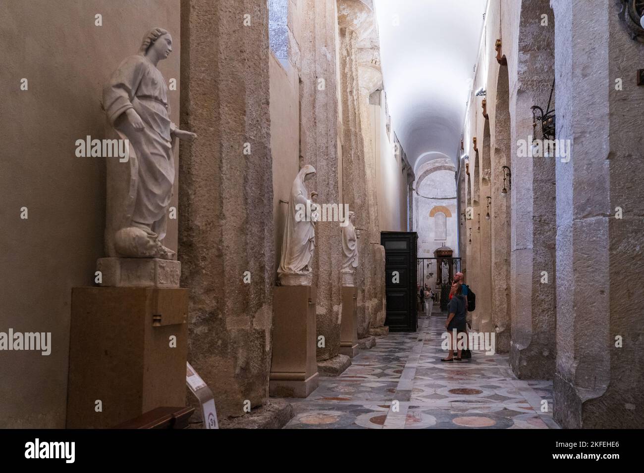 Cathédrale de Syracuse construite au sommet d'un temple grec. Les colonnes doriques peuvent être appréciées à l'intérieur. Sicile. Italie. Banque D'Images