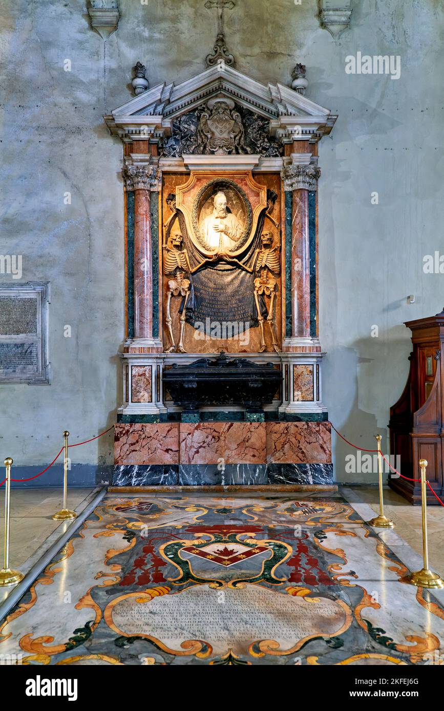 Rome Lazio Italie. San Pietro in Vincoli (Saint Pierre dans les chaînes) est une église catholique romaine. La tombe du cardinal Mariano Pietro Vecchiarelli Banque D'Images