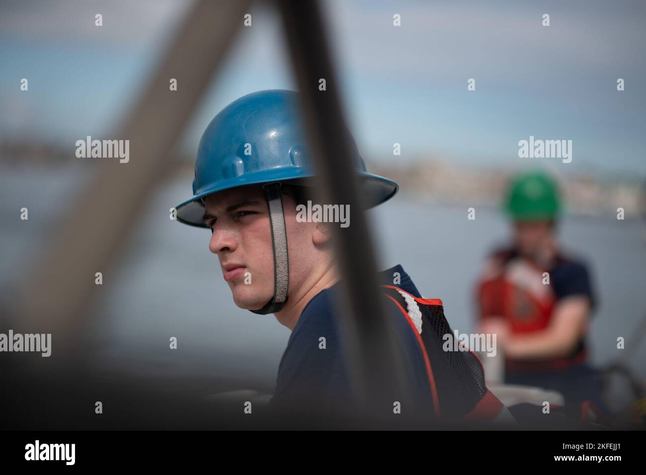 Le Matelot de 1re classe de la Garde côtière américaine Liam Walsh, membre du département de pont de l’USCGC Bear (WMEC 901), attend le commandement pour chasser la ligne arrière, Boston (Massachusetts), 12 septembre 2022. L'ours quittait Boston après un appel de trois jours au port. Banque D'Images