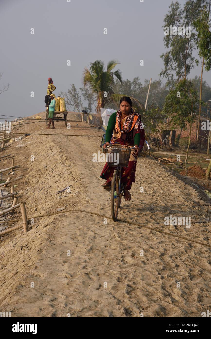 Femme à vélo, Pakhiralay, Gosaba, Sunderban, 24 Pargana Sud, Bengale-Occidental, Inde Banque D'Images