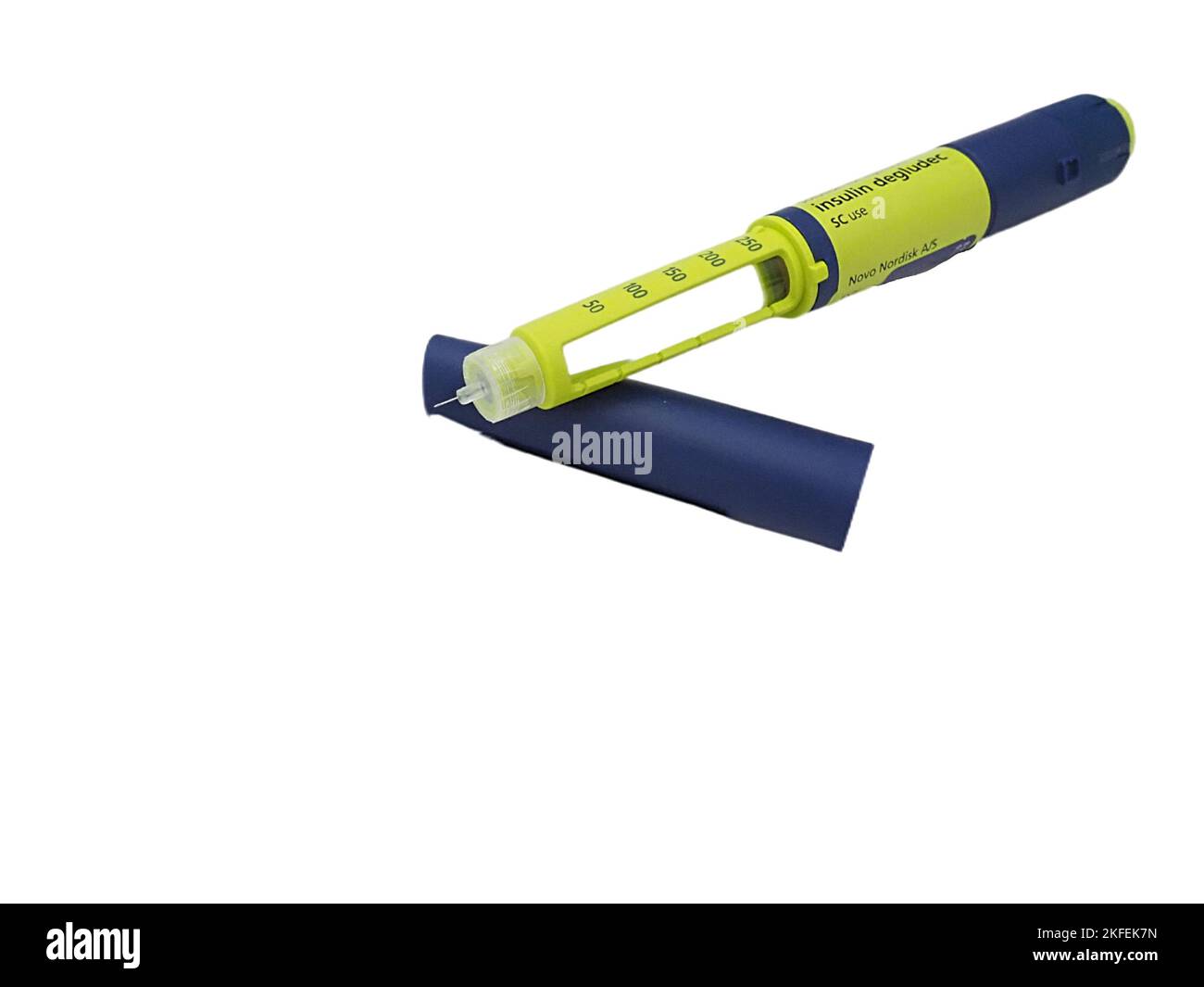 Un stylo à insuline Novo Nordisk bleu-vert isolé sur fond blanc Photo Stock  - Alamy