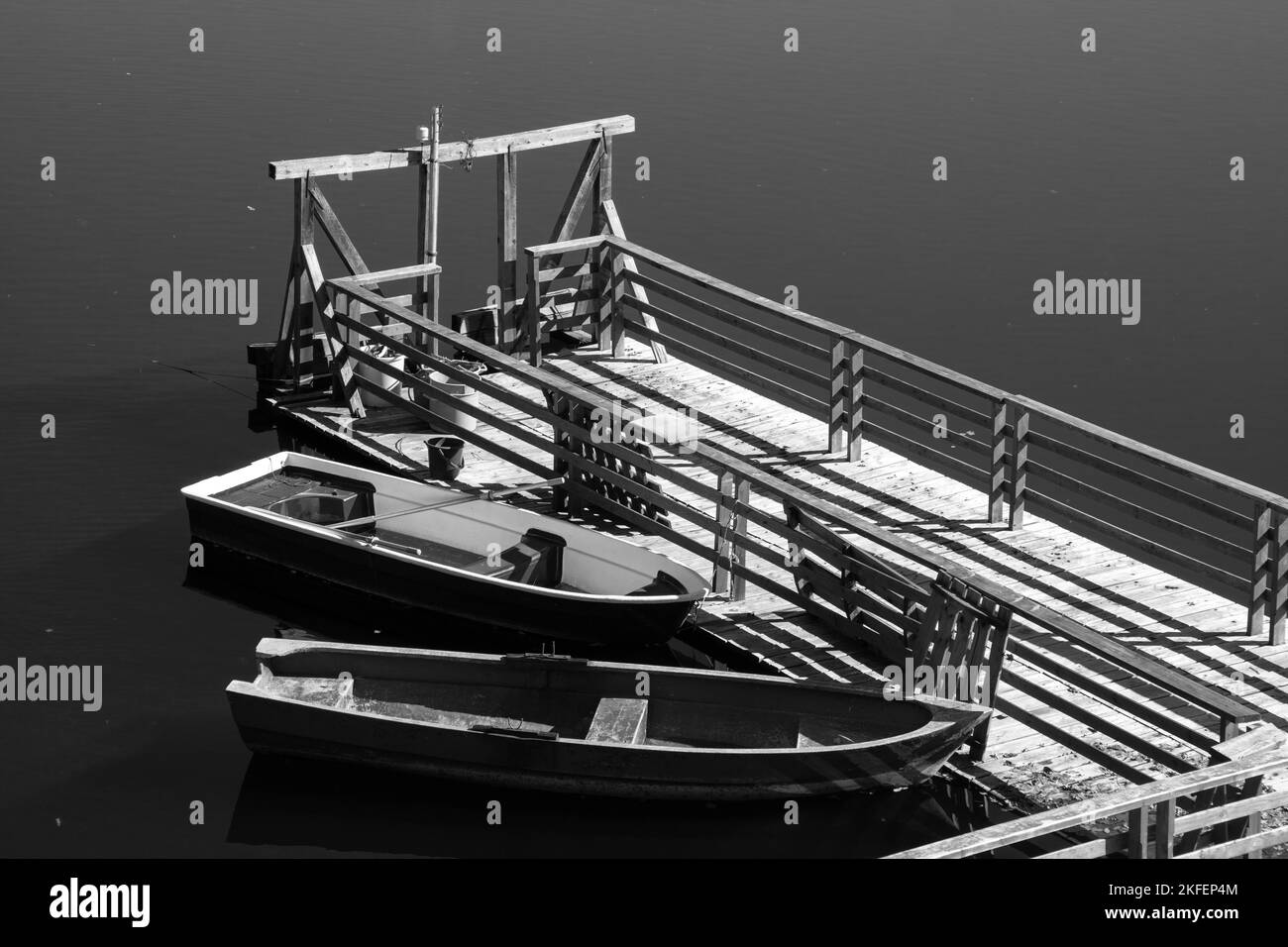 Deux vieux bateaux en bois amarrés au ponton, paisible Banque D'Images