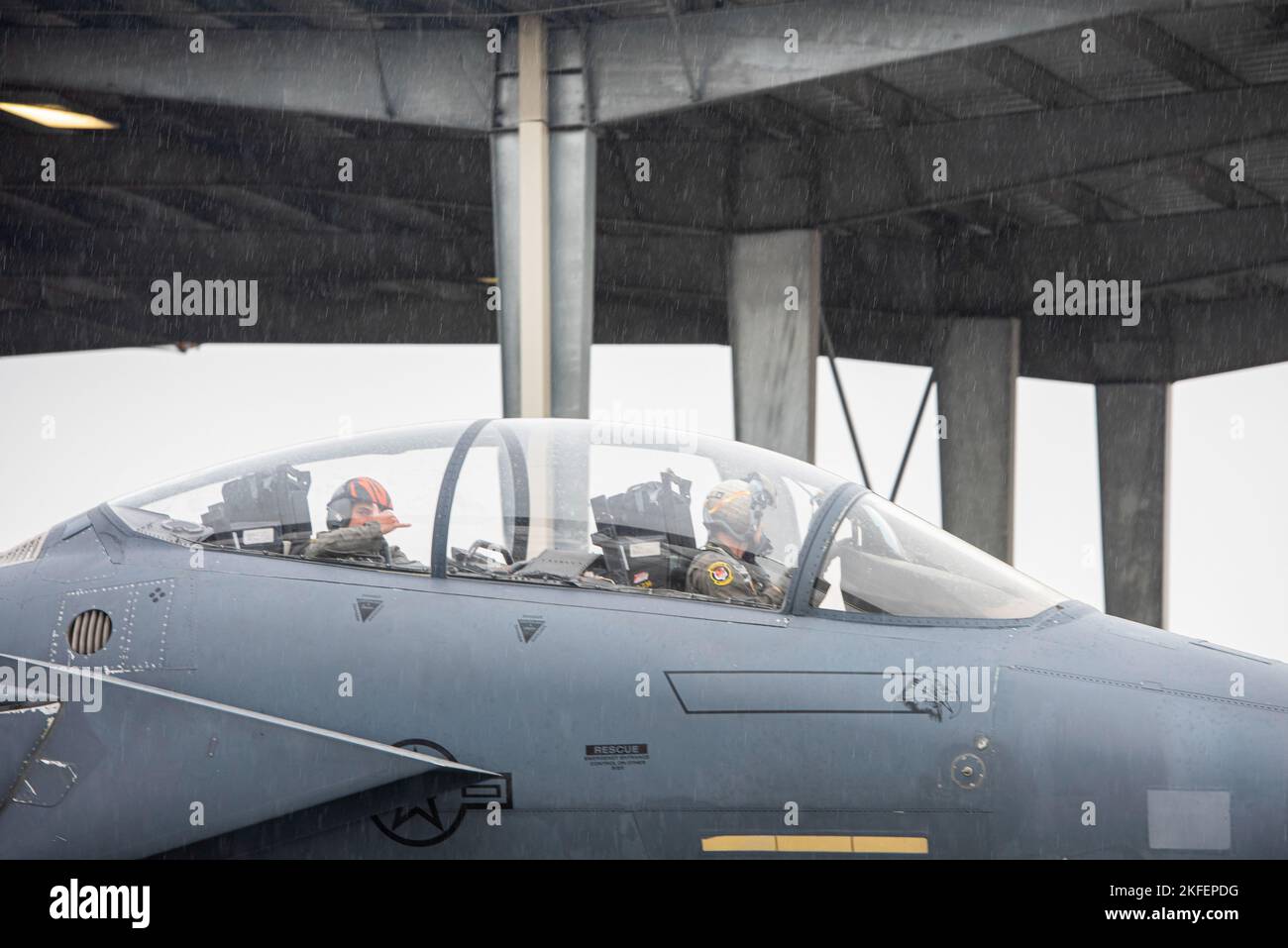 Les aviateurs affectés à l'escadron de chasseurs 391st effectuent des vérifications avant le vol à la base aérienne de Mountain Home, Idaho, le 13 septembre 2022. Le F-15E Strike Eagle peut effectuer des frappes air-air et air-sol. Banque D'Images