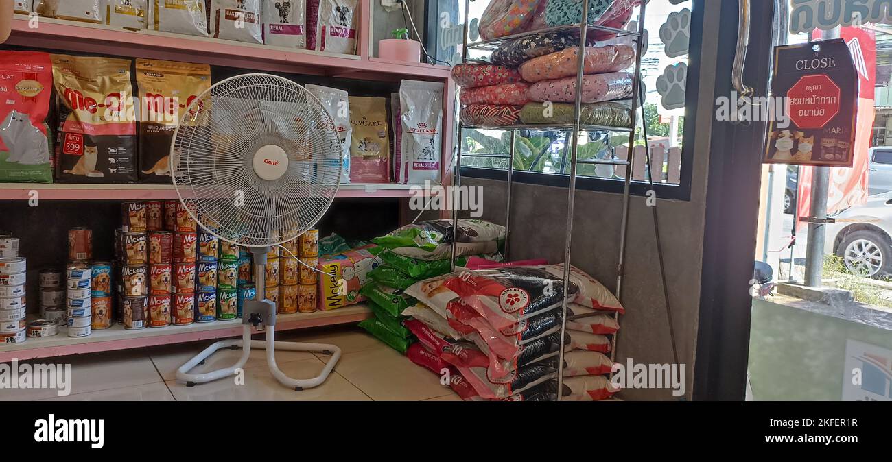 19-8-22 Chonburi, Thaïlande la boutique d'animaux de compagnie et la boutique d'aliments pour animaux de compagnie sont très populaires auprès des amoureux des animaux. Banque D'Images