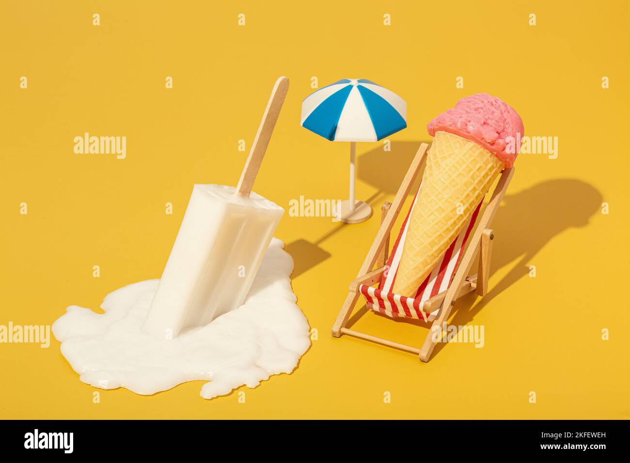 Crème glacée dans un hamac sur un fond coloré, concept de relaxation d'été photo de haute qualité Banque D'Images