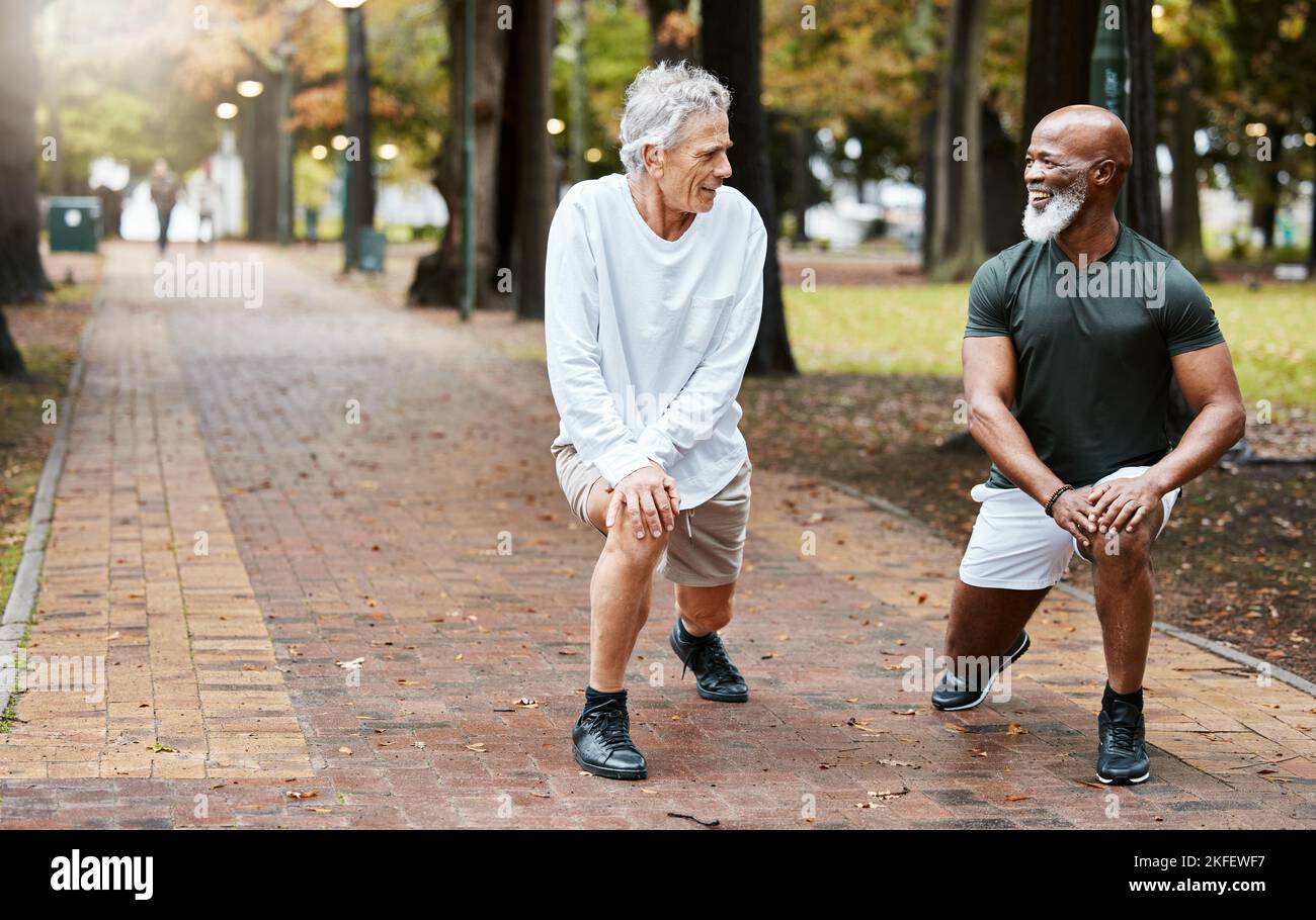 Fitness, amis et exercice avec des hommes âgés s'étirant pour se réchauffer dans un parc extérieur pour la santé et le bien-être pendant la retraite. Vieil homme et Banque D'Images