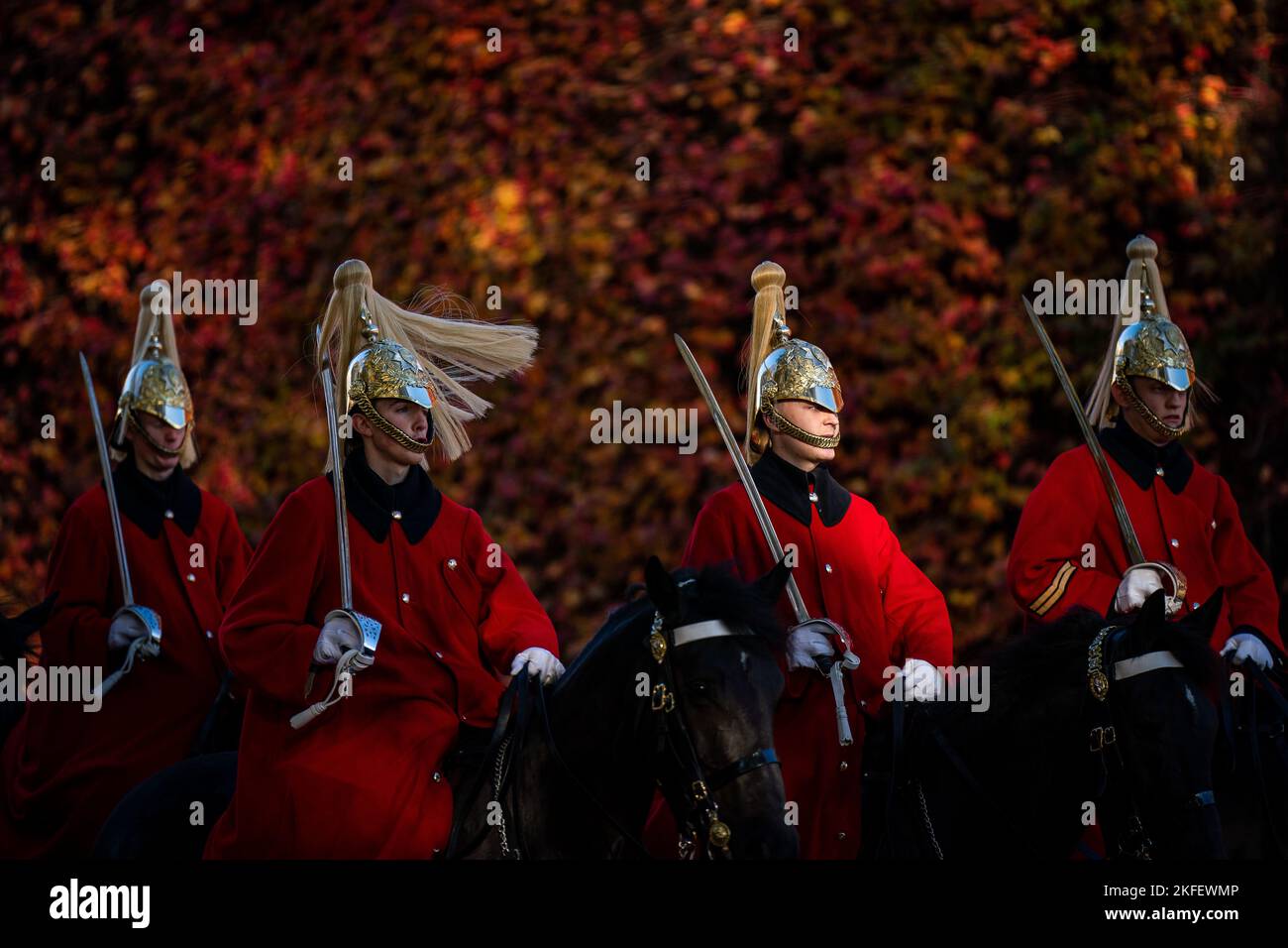 Les membres de la Cavalerie de la maison se trouvent à Westminster, Londres. Date de la photo: Vendredi 18 novembre 2022. Banque D'Images