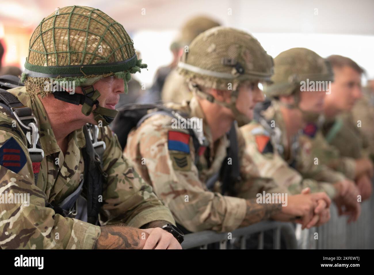 Un groupe de parachutistes britanniques se prépare à sauter un parachute polonais pendant l'Exrquise Falcon Leap sur la base aérienne d'Eindhoven, Eindhoven, pays-Bas, 13 septembre 2022. Plus de 1000 parachutistes du monde entier, 13 nationalités différentes, plusieurs aéroglisseurs par jour, et entraînement avec d'autres équipements pendant deux semaines. Il s'agit du plus grand exercice technique aéroporté de l'OTAN Banque D'Images