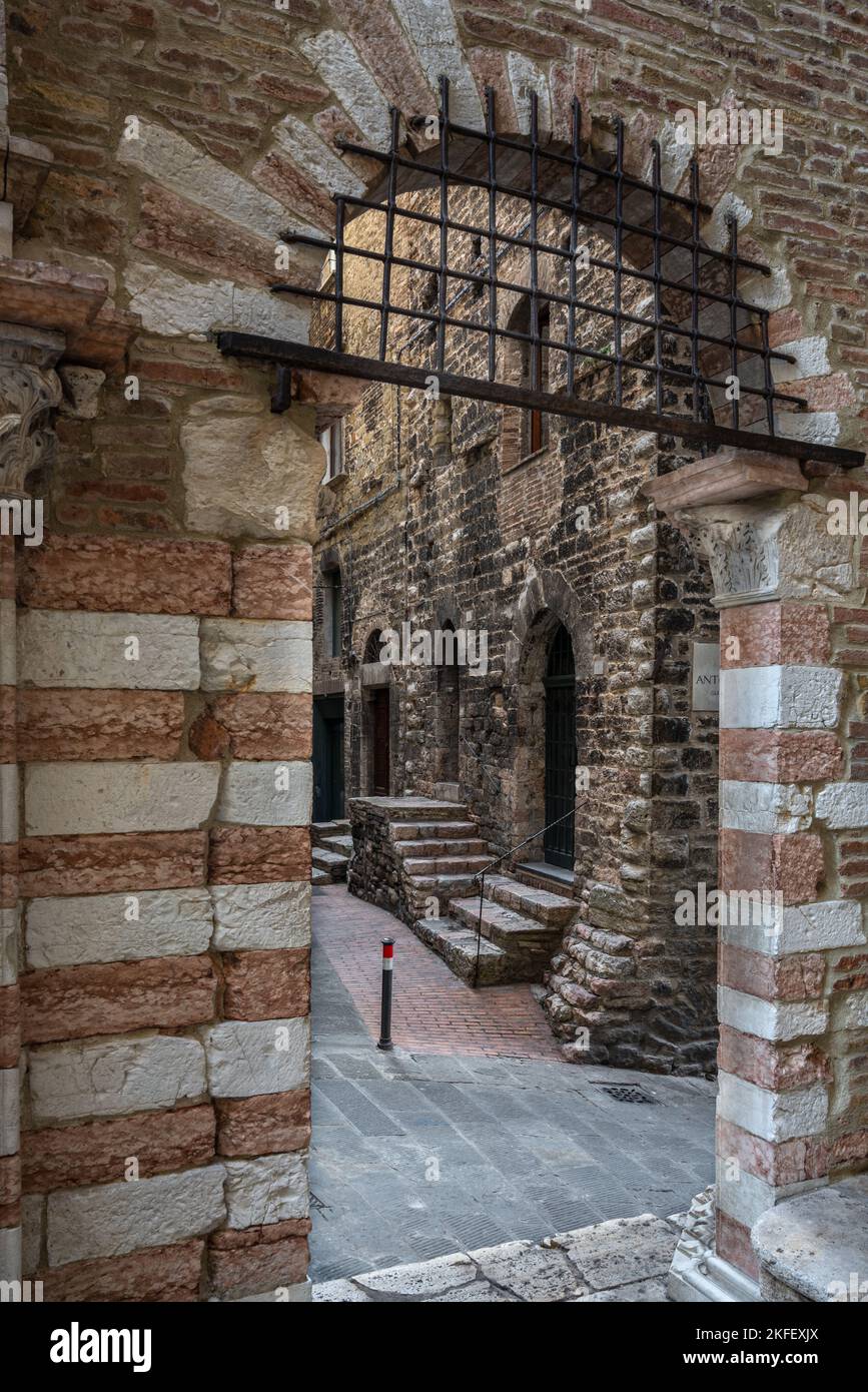 Vestiges de l'ancien portique gothique de la Maestà delle Volte oratoire dans le centre historique de Pérouse. Pérouse, Ombrie, Italie, Europe Banque D'Images