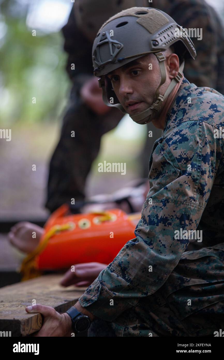Le capitaine du corps des Marines des États-Unis, Joseph Bishop, un officier d'Austin, Texas, natif et d'infanterie de la division marine 2D, déplace une planche lors d'un cours de réaction d'un chef dans le cadre du programme d'évaluation des chefs de division 4-22 sur fort A.P. Hill, Virginie, 13 septembre 2022. Le programme d'évaluation offre aux Marines des possibilités d'apprentissage et de mentorat, ce qui permet de former et de développer des Marines qui démontrent un niveau de létalité, d'endurance et de capacité de combat complète. Banque D'Images
