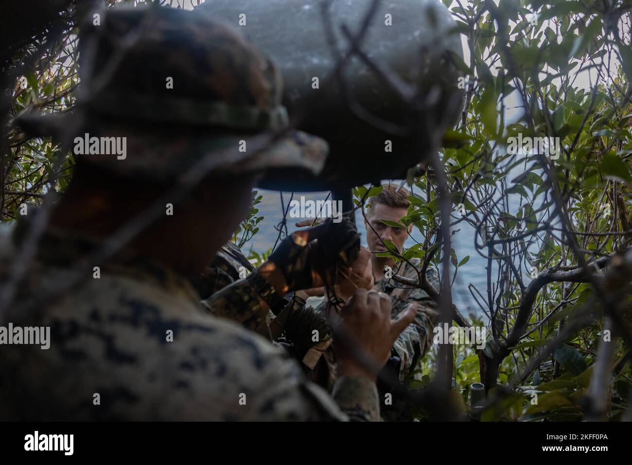 Marines des États-Unis affectés au peloton de surveillance maritime, 3rd, Bataillon du renseignement, III Marine Expeditionary Force information Group, installer un système de radar maritime entièrement assemblé au Centre de formation Jungle Warfare, Camp Gonsalvez, Okinawa, Japon, 13 septembre, 2022. MSP est une unité expérimentale dont la mission est de diminuer l'incertitude des commandants sur le domaine maritime par l'emploi de radars et d'autres capteurs. MSP fournit au corps des Marines sa seule capacité de surveillance par capteur maritime biologique à l'appui de la Force opérationnelle aérienne et de l'intelligenc des commandants de la Marine Banque D'Images