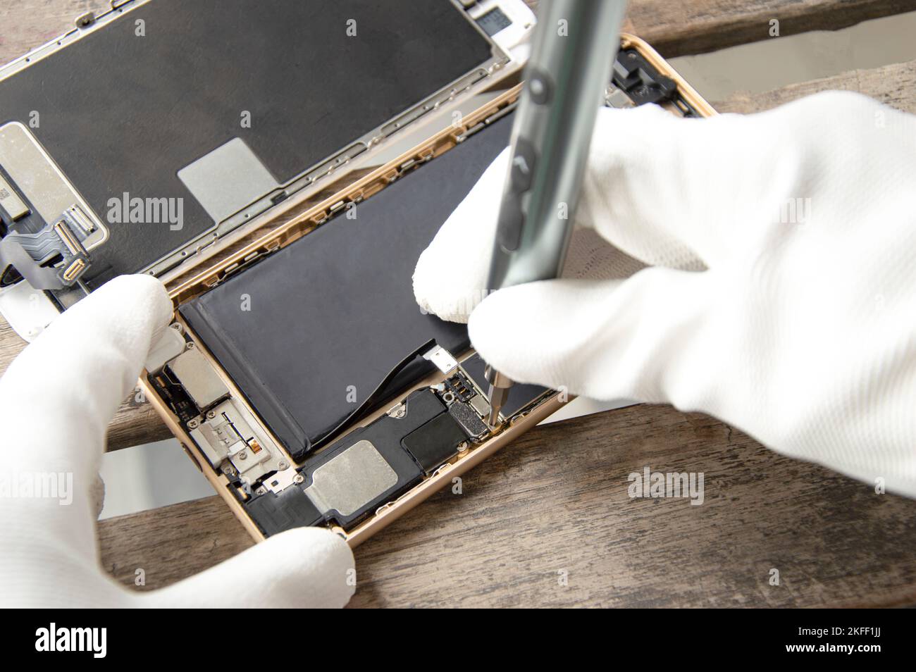 Vue de dessus, technicien répare un smartphone Banque D'Images