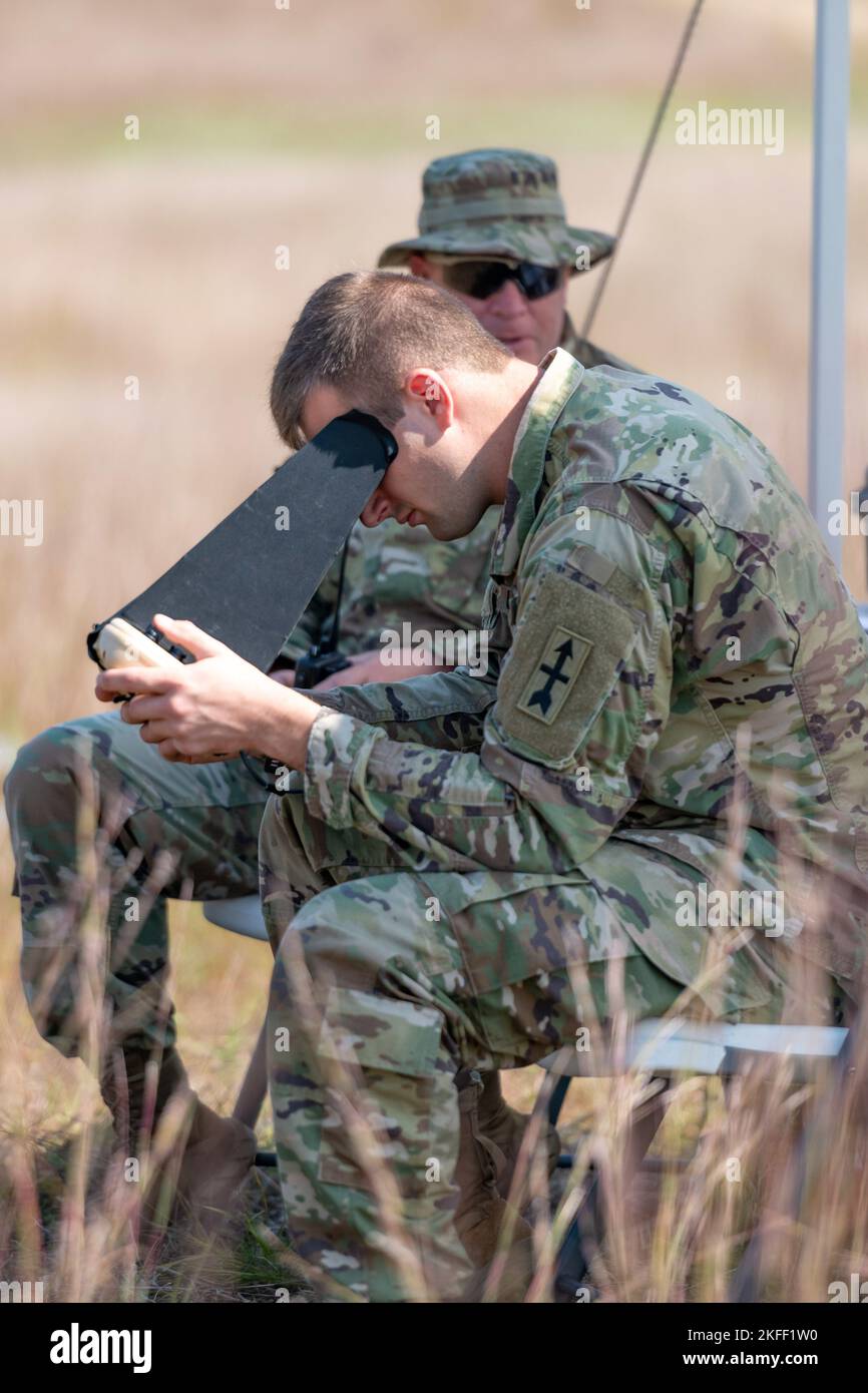 Les soldats de la Garde nationale du Wisconsin pilotant le RQ-11B Raven Small Unhabed Aircraft System (SUAS) au-dessus de la zone de dépôt de Badger dans le cadre d'un cours de compétences supplémentaires de deux semaines dispensé par des instructeurs de l'Académie militaire du Wisconsin à fort McCoy WI. Banque D'Images