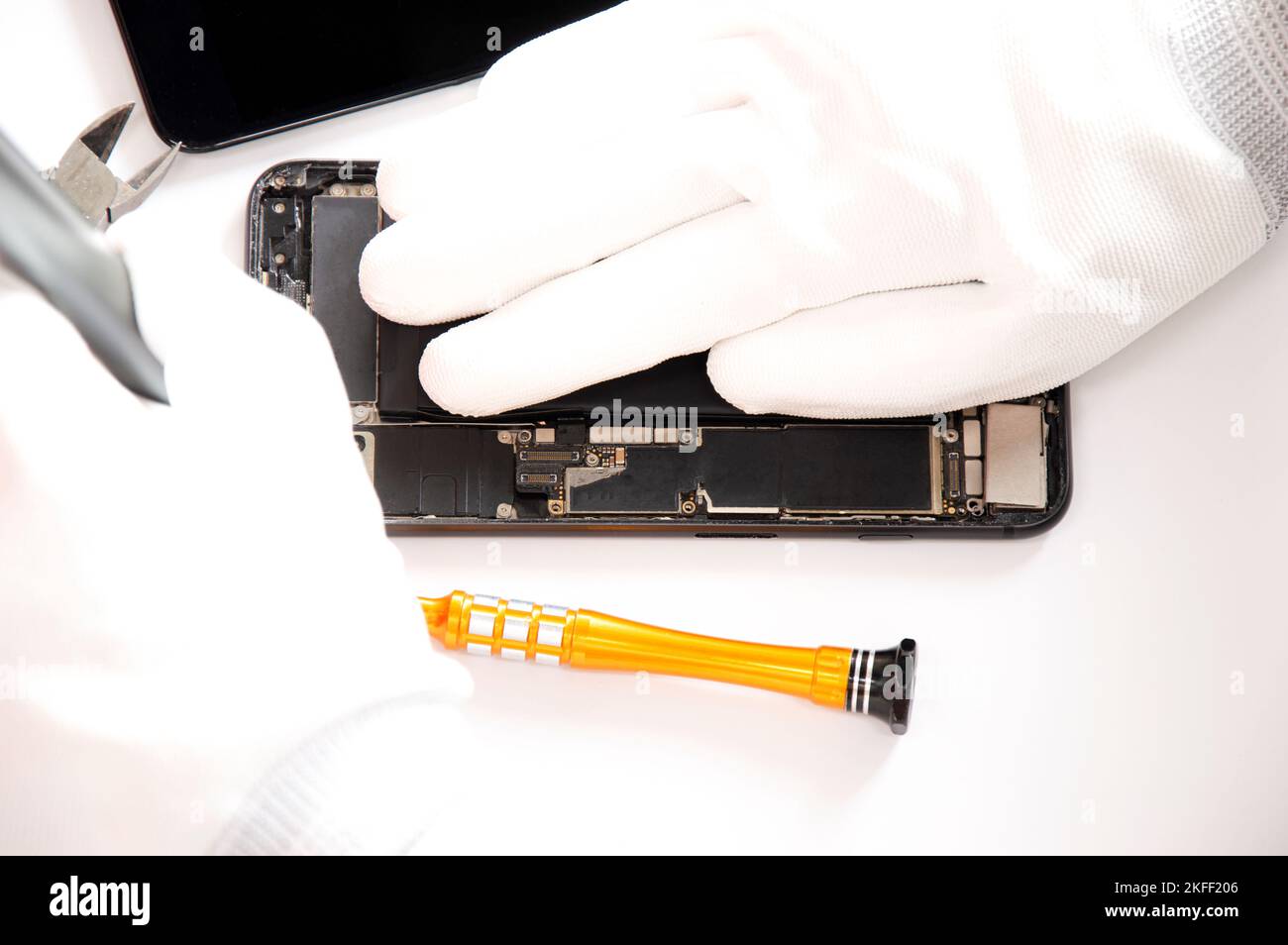 vue de dessus, technicien répare un smartphone Banque D'Images