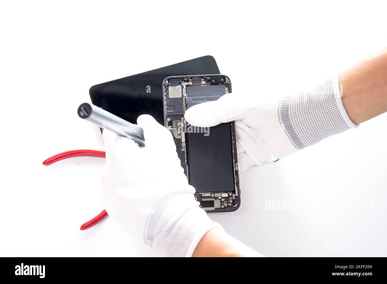 vue de dessus, technicien répare un smartphone Banque D'Images
