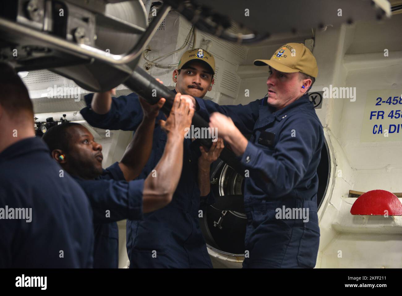 OCÉAN ATLANTIQUE OUEST (SEPT 13, 2022) des marins à bord du destroyer de missile guidé de classe Arleigh Burke USS Lassen (DDG 82) Stream mifta pendant UNITAS LXIII, le 13 septembre 2022. UNITAS est l'exercice maritime le plus long au monde. Accueilli cette année par le Brésil, il réunit des forces multinationales du Brésil, du Cameroun, du Chili, de la Colombie, de la République dominicaine, Equateur, France, Guyana, Jamaïque, Mexique, Namibie, Panama, Paraguay, Pérou, Corée du Sud, L'Espagne, le Royaume-Uni, l'Uruguay et les États-Unis mènent des opérations à Rio de Janeiro et au large. L'exercice forme les forces à conduire Banque D'Images