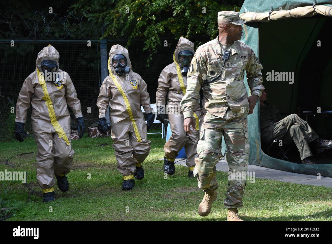 1st Sgt. Ryon Everett, 773rd équipe de soutien civil, marche avec une équipe d'échantillonnage d'agents de guerre chimique en route vers la zone chaude pendant l'exercice Toxic Valley 2022. Des équipes de défense chimique, biologique, radiologique et nucléaire de 12 pays de l’OTAN ont participé à l’exercice du 5 au 16 septembre. L’exercice, mené au Centre d’entraînement et d’essais CBRN Zemianske Kostol’any en Slovaquie, donne aux combattants l’occasion de former l’échantillonnage et l’identification des agents de guerre chimiques dans des conditions réalistes. La République slovaque accueille l'exercice visant à fournir une formation de classe mondiale aux membres du NAT Banque D'Images