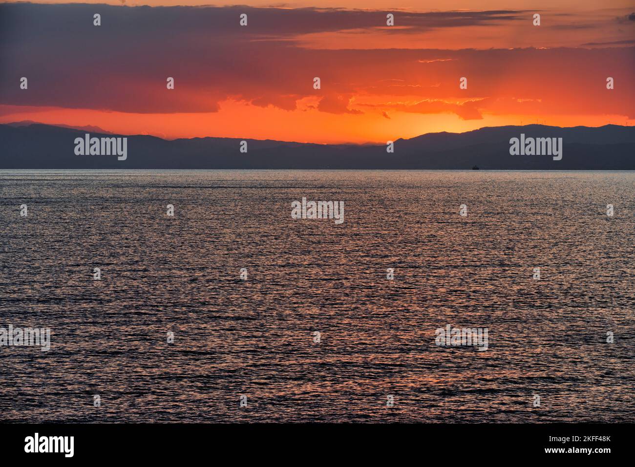 Coucher de soleil avec un ciel nuageux sur les montagnes Apennine, avec une mer calme Banque D'Images