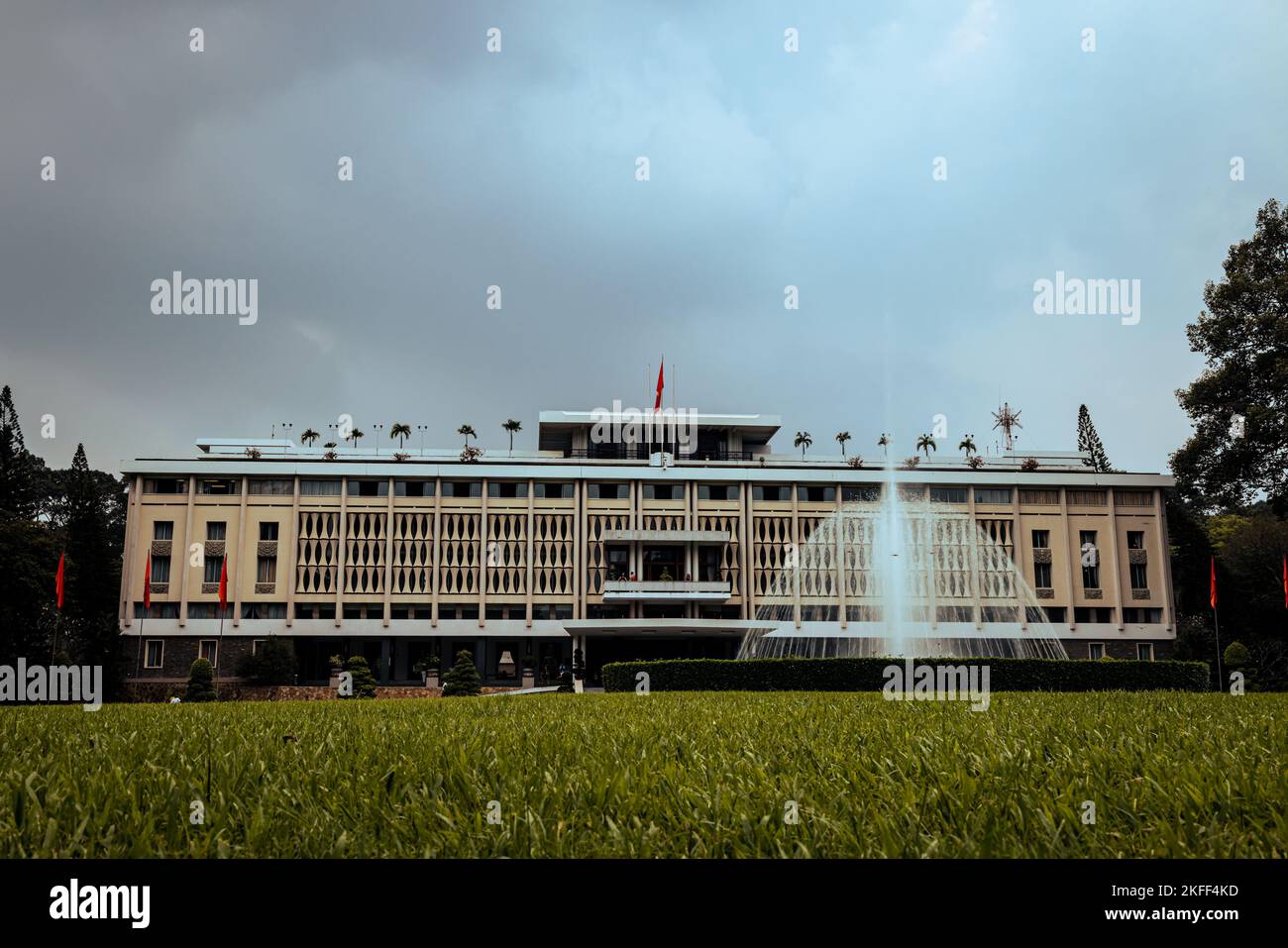 Ho Chi Minh ville, Vietnam - 07 novembre 2022: Palais de l'indépendance à Saigon avec fontaine d'eau. Également connu sous le nom de salle de convention de réunification, Workpla Banque D'Images