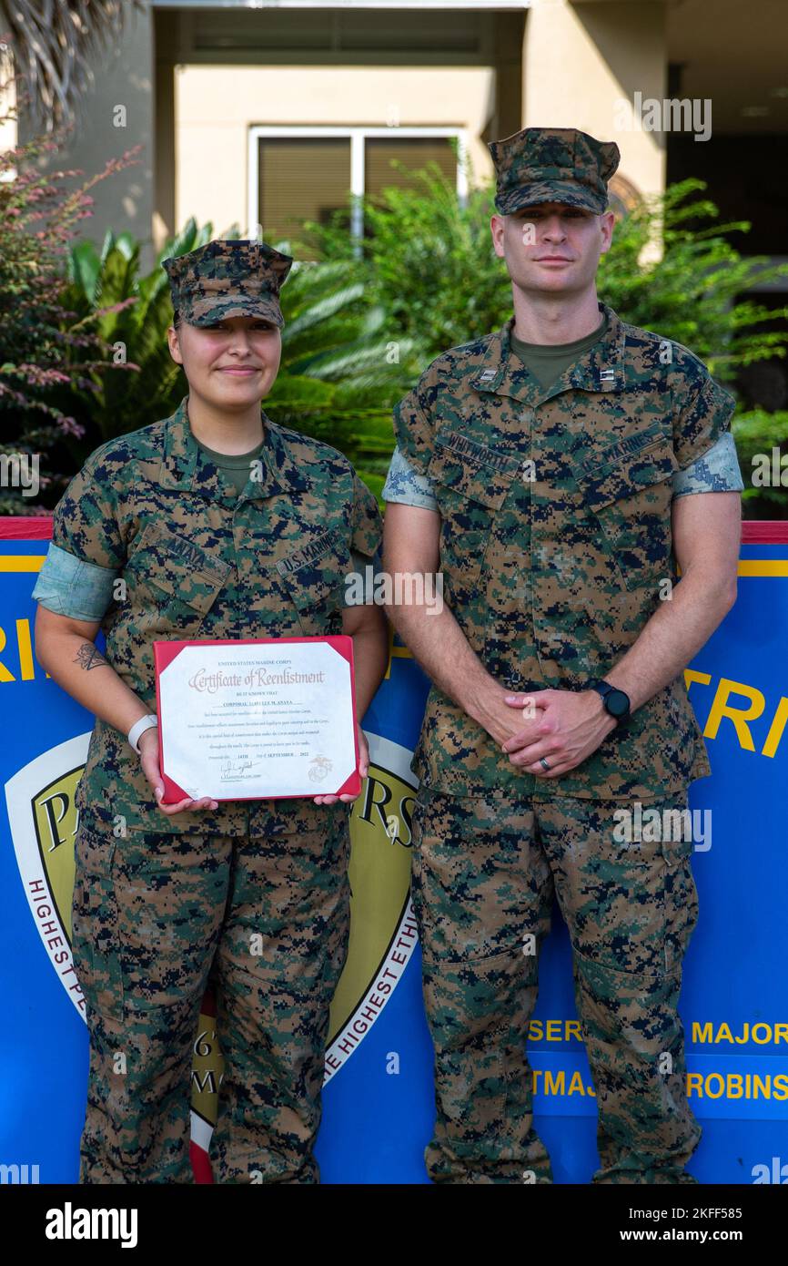 Le capitaine du corps des Marines des États-Unis, David P. Whitworth, l'adjudant du 6th District du corps des Marines, félicite le Cpl. Isabelle M. Anaya lors de sa cérémonie de réenrôlement tenue au siège social 6MCD, Marine corps recent Depot Parris Island, Caroline du Sud, 14 septembre 2022. La cérémonie de réenrôlement du corps des Marines sert à souligner ceux qui ont décidé de continuer leur service et de rétablir l'engagement des Marines envers le corps et la nation. Anaya est originaire de Dumas, au Texas, et elle s'est enrôler hors de recrutement sous-station Metro Sud sur 2 mai 2018. Banque D'Images