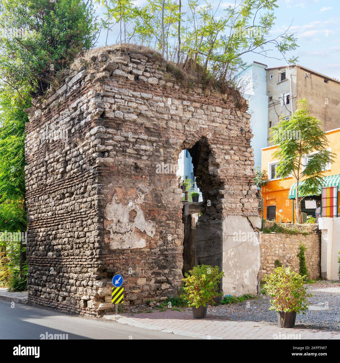 Vieux murs de briques de pierre ruines dans le quartier de Balat, dans une journée ensoleillée d'été, Istanbul, Turquie Banque D'Images