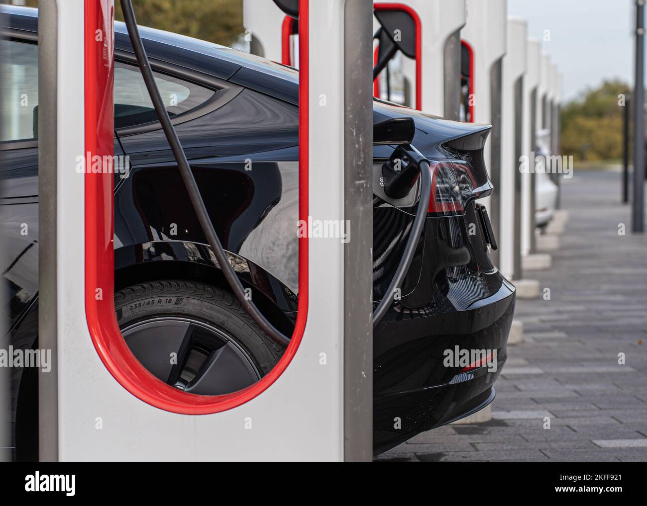 Un gros plan d'une voiture noire de Tesla chargée par Tesla Supercharger à Wetzlar, en Allemagne Banque D'Images