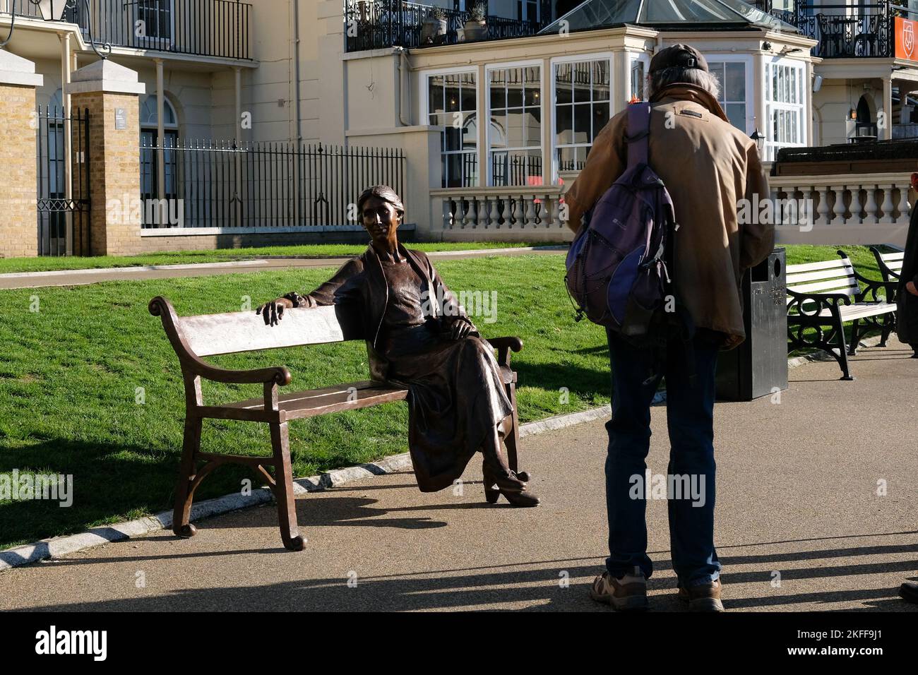 Richmond upon Thames, Londres, Royaume-Uni. 18th novembre 2022. La nouvelle statue de l'écrivain Virginia Woolf sur le bord de la rivière Richmond, réalisée par l'artiste Laury Dizengremel. Crédit : Matthew Chattle/Alay Live News Banque D'Images