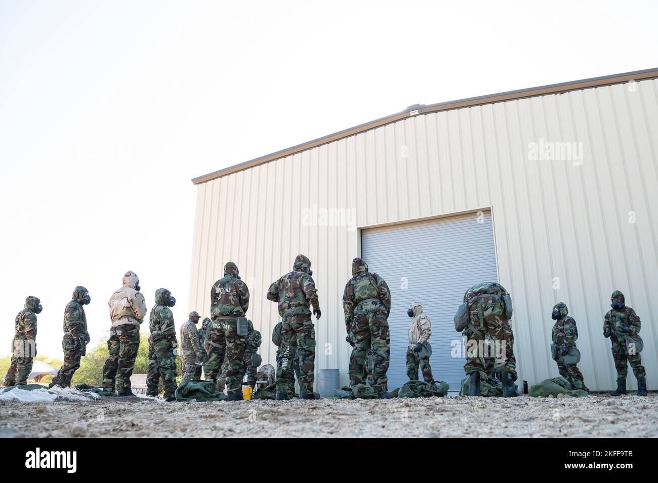 Des aviateurs ont mis sur des composants de l'équipement de posture de protection orientée mission, lors d'un exercice de défense chimique, biologique, radiologique et nucléaire le 14 septembre 2022, à la base conjointe Pearl Harbor-Hickam, à Hawaï. L'équipement MOPP est conçu pour empêcher les agents CBRN de nuire à l'utilisateur. Les défenses CBRN sont des mesures de protection prises dans des situations où des dangers chimiques, biologiques, radiologiques ou nucléaires peuvent être présents. Banque D'Images