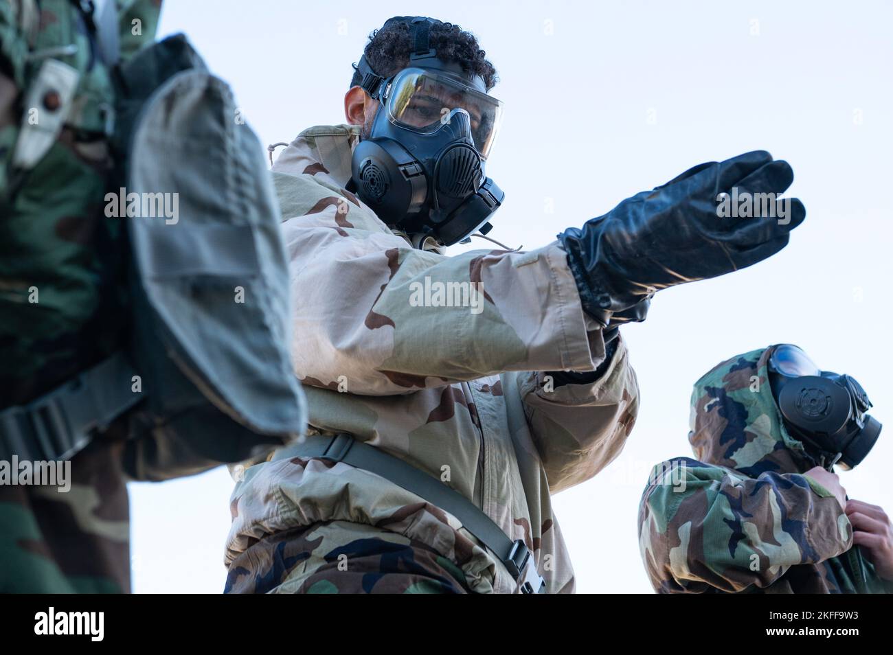 Un Airman met sur un élément de l'équipement de posture de protection orientée mission, au cours d'un exercice de défense chimique, biologique, radiologique et nucléaire le 14 septembre 2022, à la base conjointe Pearl Harbor-Hickam, à Hawaï. L'équipement MOPP est conçu pour empêcher les agents CBRN de nuire à l'utilisateur. Les défenses CBRN sont des mesures de protection prises dans des situations où des dangers chimiques, biologiques, radiologiques ou nucléaires peuvent être présents. Banque D'Images