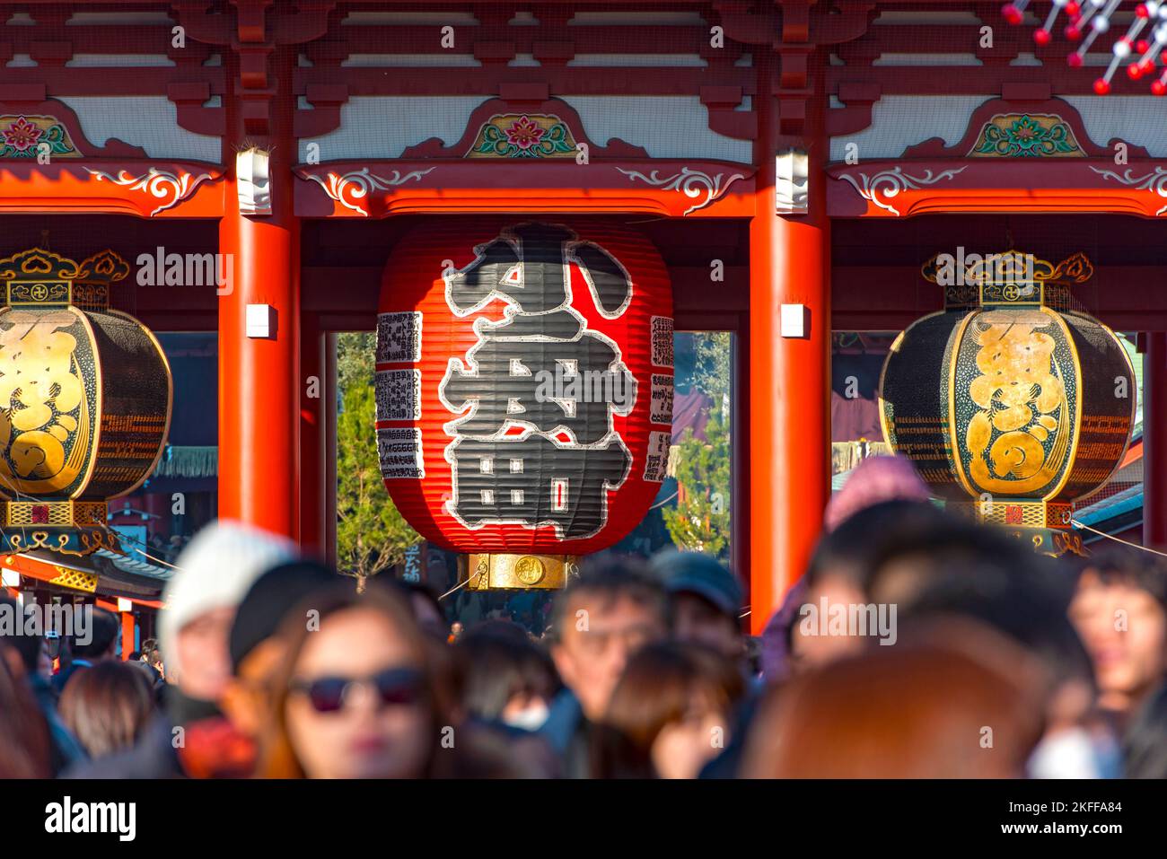 TOKYO - DEC 31: Foule de gens touristes et citoyens de Tokyo au temple d'Asakusa Kannon et Sensoji à Tokyo sur 31 décembre. 2016 au Japon. C'est un Banque D'Images