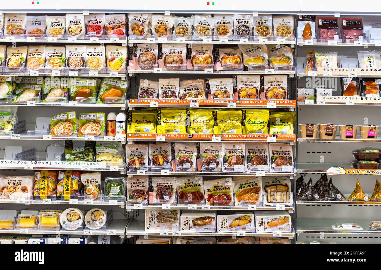 TOKYO - 05 JANVIER : étagères avec nourriture et boissons dans un magasin d'alimentation, une épicerie à Tokyo sur 05 janvier. 2017 au Japon Banque D'Images