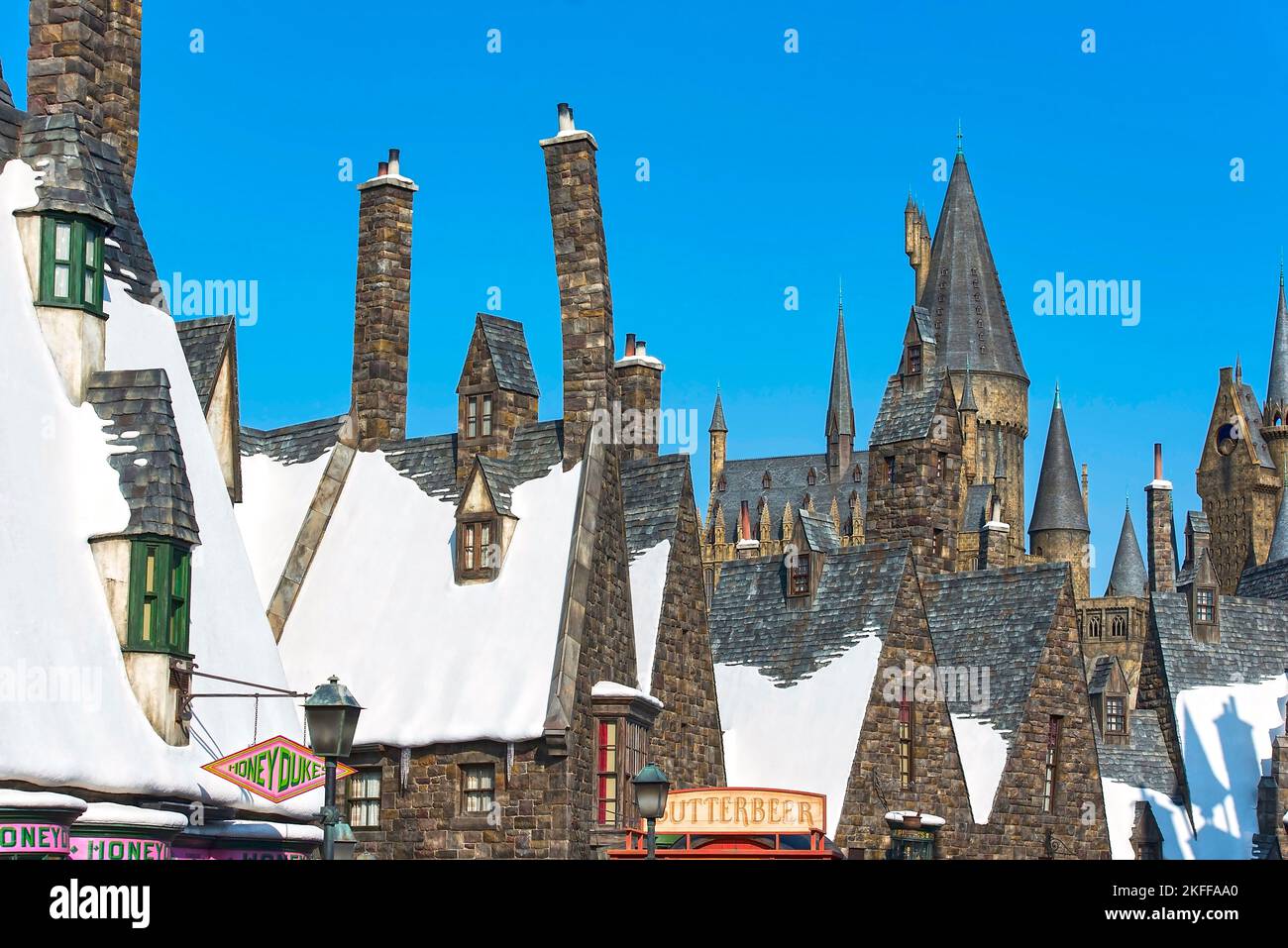 OSAKA - 10 JANVIER : toits de maisons couvertes de neige dans le village de Hogsmeade de Harry Potter attractions à thème au parc d'attractions Universal Studios Adventure à O Banque D'Images