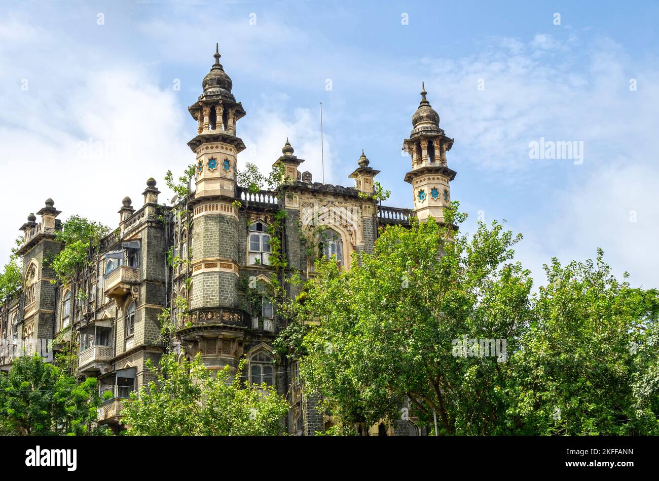 Ancienne architecture coloniale britannique abandonnée, maison d'appartement à Mumbai ou Bombay, Inde Banque D'Images