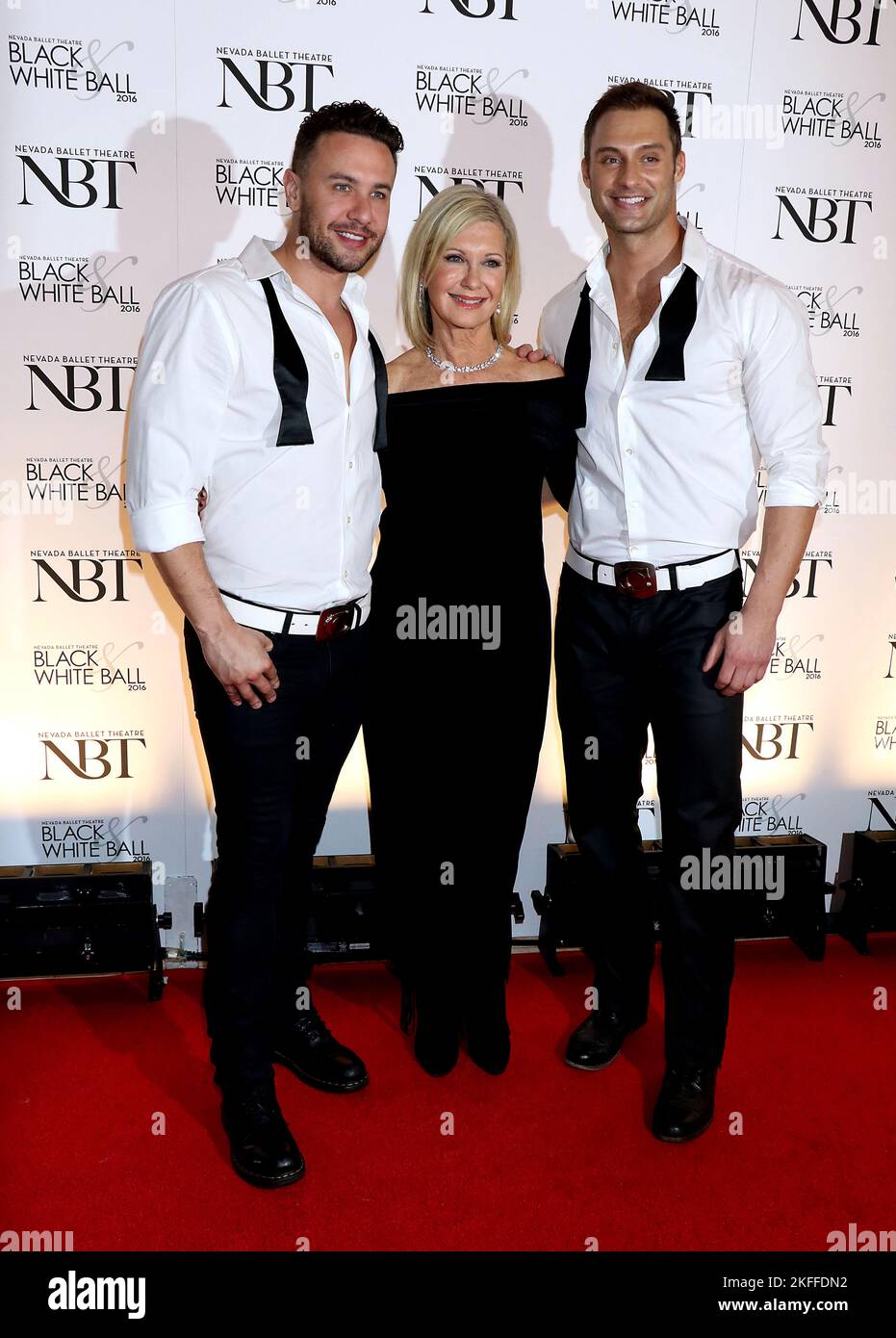 Olivia Newton John, Chippendales assistant au Nevada Ballet Theatre, rend hommage à Olivia Newton-John comme sa « Femme de l'année » 2016 au Black & White ball 32nd de Wynn à Las Vegas, États-Unis. Banque D'Images