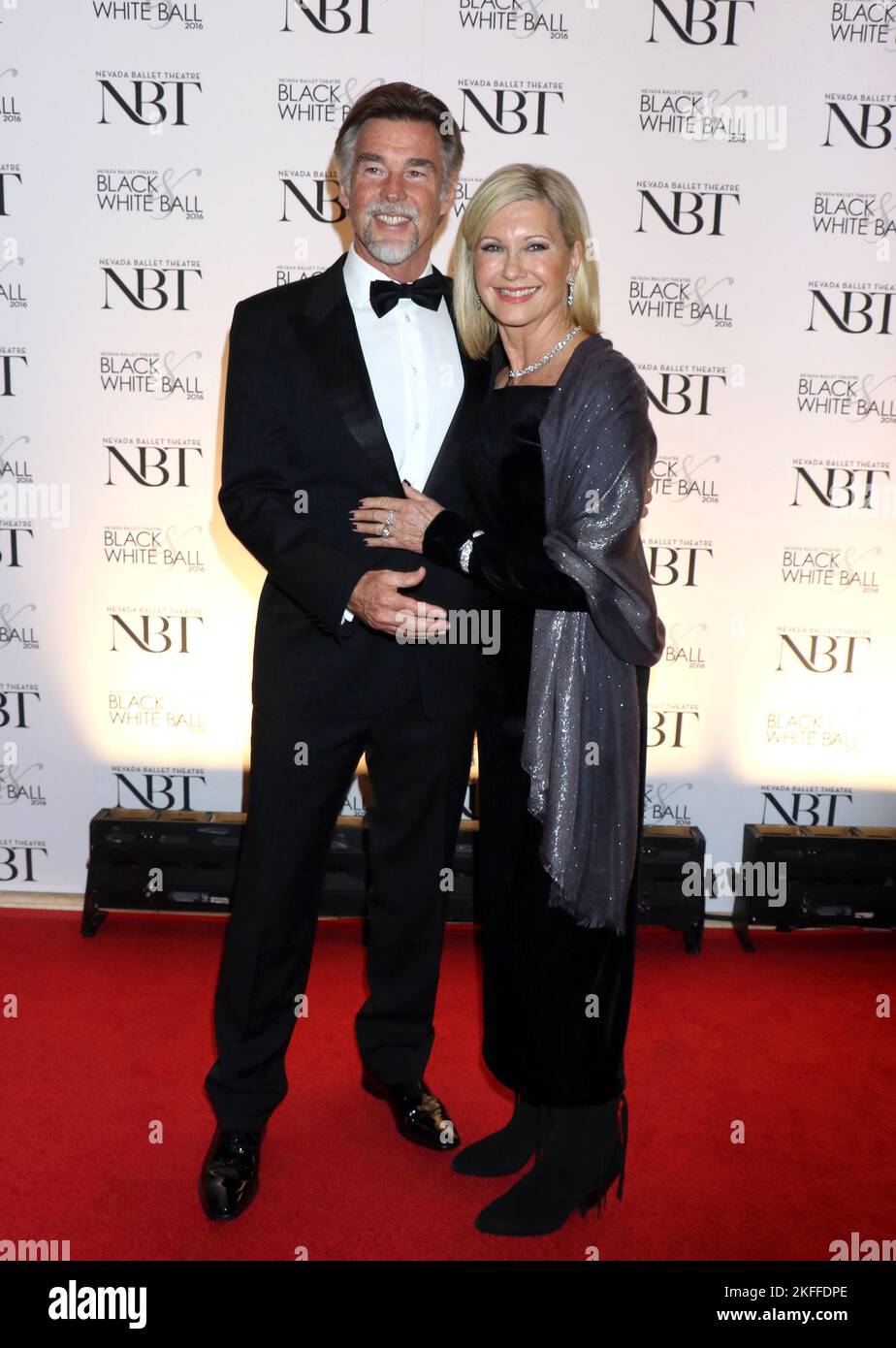 Olivia Newton John, John Easterling assistant au Nevada Ballet Theatre rend hommage à Olivia Newton-John comme sa « Femme de l'année » 2016 au Black & White ball 32nd de Wynn à Las Vegas, États-Unis. Banque D'Images