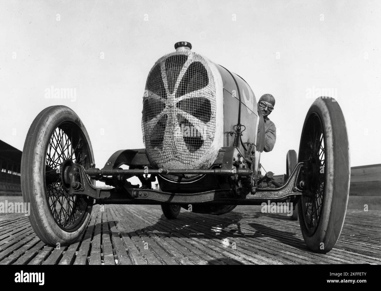 Marvin Dement Boland - photographe américain - Roscoe Sarles a fait un tour pour être vu derrière les travaux de sa voiture de course Monroe au circuit de course de Tacoma. Banque D'Images