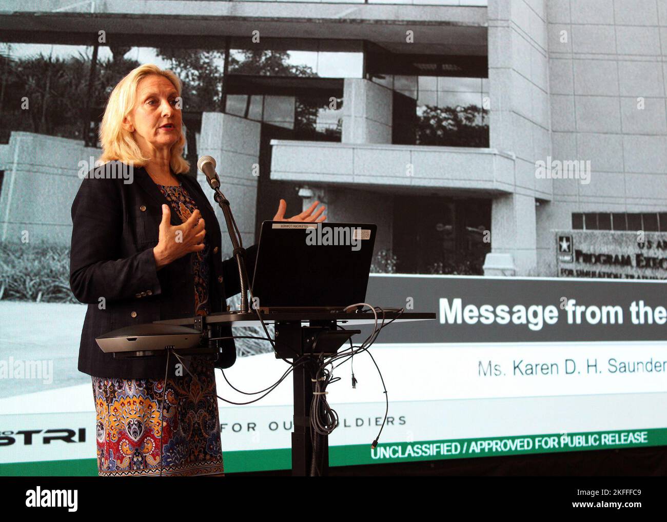 220914-A-SV210-142 ORLANDO, Floride – Karen D.H. Saunders, l’agent de programme du Bureau exécutif de programme pour la simulation, l’instruction et l’instrumentation de l’Armée de terre (OPE STRI), s’adresse aux ingénieurs en chef et aux architectes de systèmes locaux lors de la Journée de l’industrie de la modernisation de l’OPE STRI au campus de Tech Grove à Orlando, en Floride, le 14 septembre. L'événement, offert à la fois virtuellement et en personne, a servi d'occasion aux représentants de l'ISRS de l'OPE de s'engager auprès de l'industrie et de traiter la vision, les buts, les défis et les avantages d'une architecture d'entreprise de modernisation de l'ISRS de l'OPE. PEO STRI dirige un professionnel et des plongeurs Banque D'Images