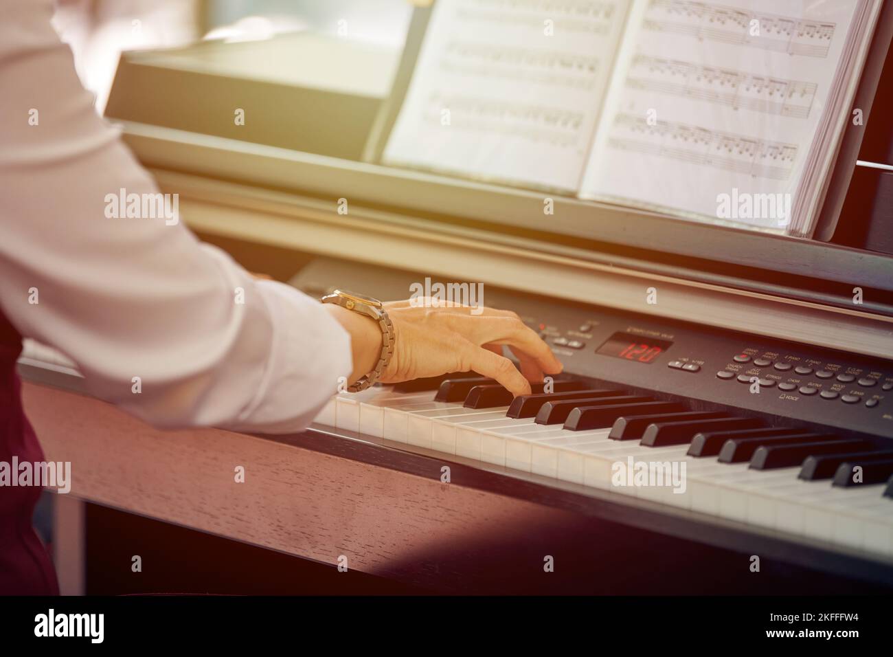 Une Femme Joue Du Piano électrique Lors D'une Performance Musicale