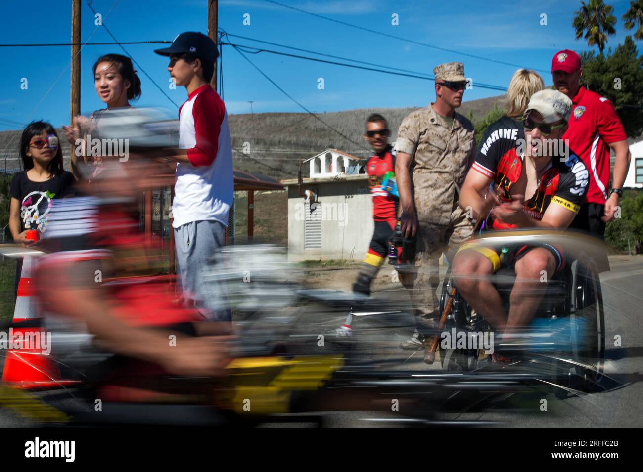 Le vétéran de la marine Richard Stalder, de Muenster, au Texas, hourra les cyclistes manuels près de la ligne d'arrivée lors des épreuves du corps des Marines de 2014 au corps des Marines B. Banque D'Images