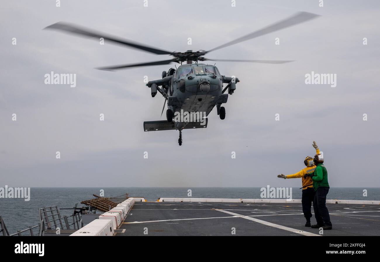 OCÉAN ATLANTIQUE (sept 14, 2022) – Un pilote d'hélicoptère MH-60 Sea Hawk prend son envol à bord du navire de transport amphibie USS Mesa Verde (LPD 19), le 14 septembre 2022. Mesa Verde est actuellement en cours dans l'océan Atlantique à l'appui de l'exercice UNITAS LXIII. UNITAS est l'exercice maritime le plus long au monde. Accueilli cette année par le Brésil, il réunit des forces multinationales du Belize, du Brésil, du Cameroun, du Chili, de la Colombie, République dominicaine, Equateur, France, Guyana, Jamaïque, Mexique, Namibie, Panama, Paraguay, Pérou, Corée du Sud, Espagne, Royaume-Uni, Uruguay et le Banque D'Images