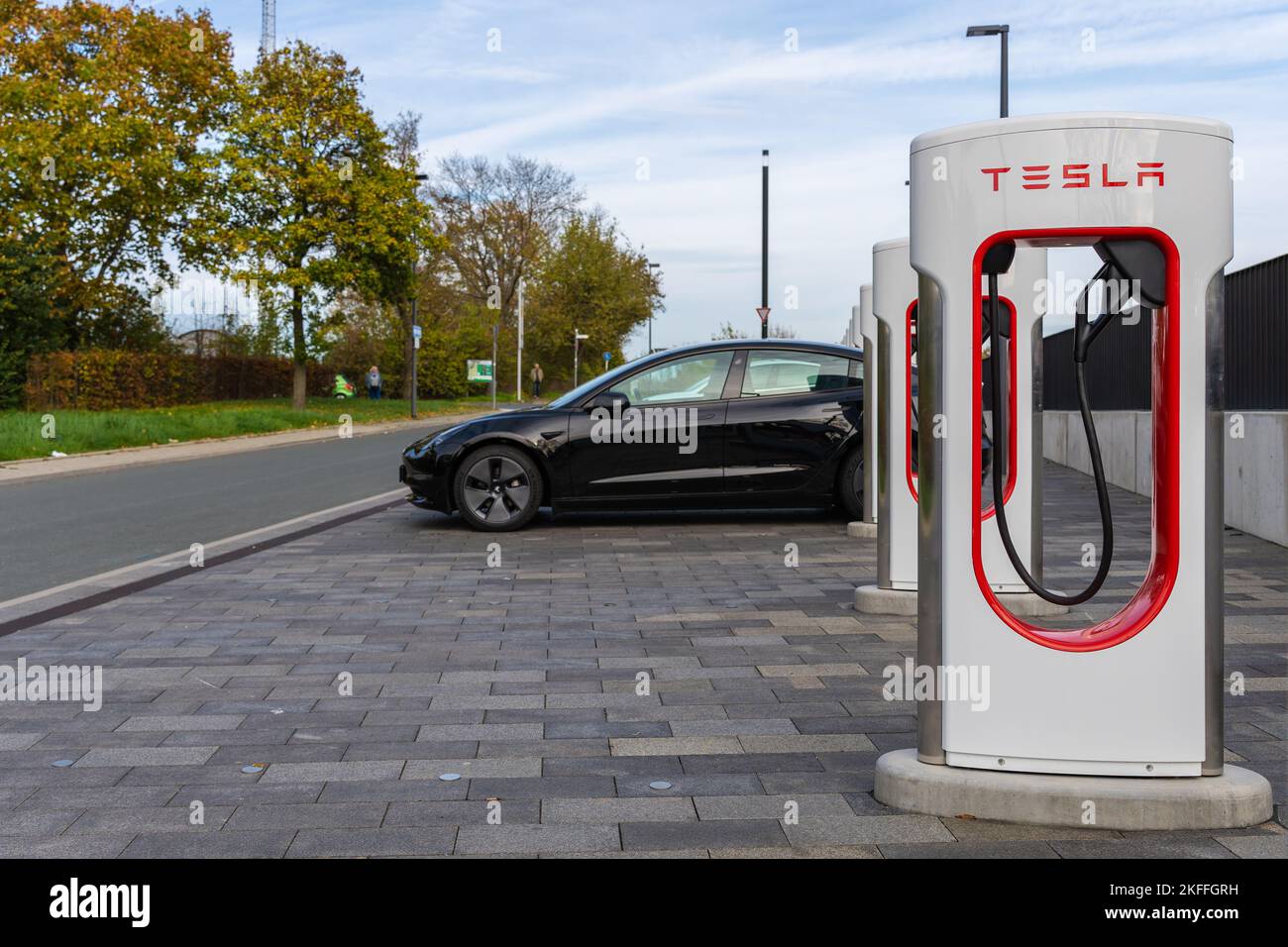 Une rangée de chargeurs Tesla avec une voiture Tesla de charge noire Wetzlar, Allemagne Banque D'Images