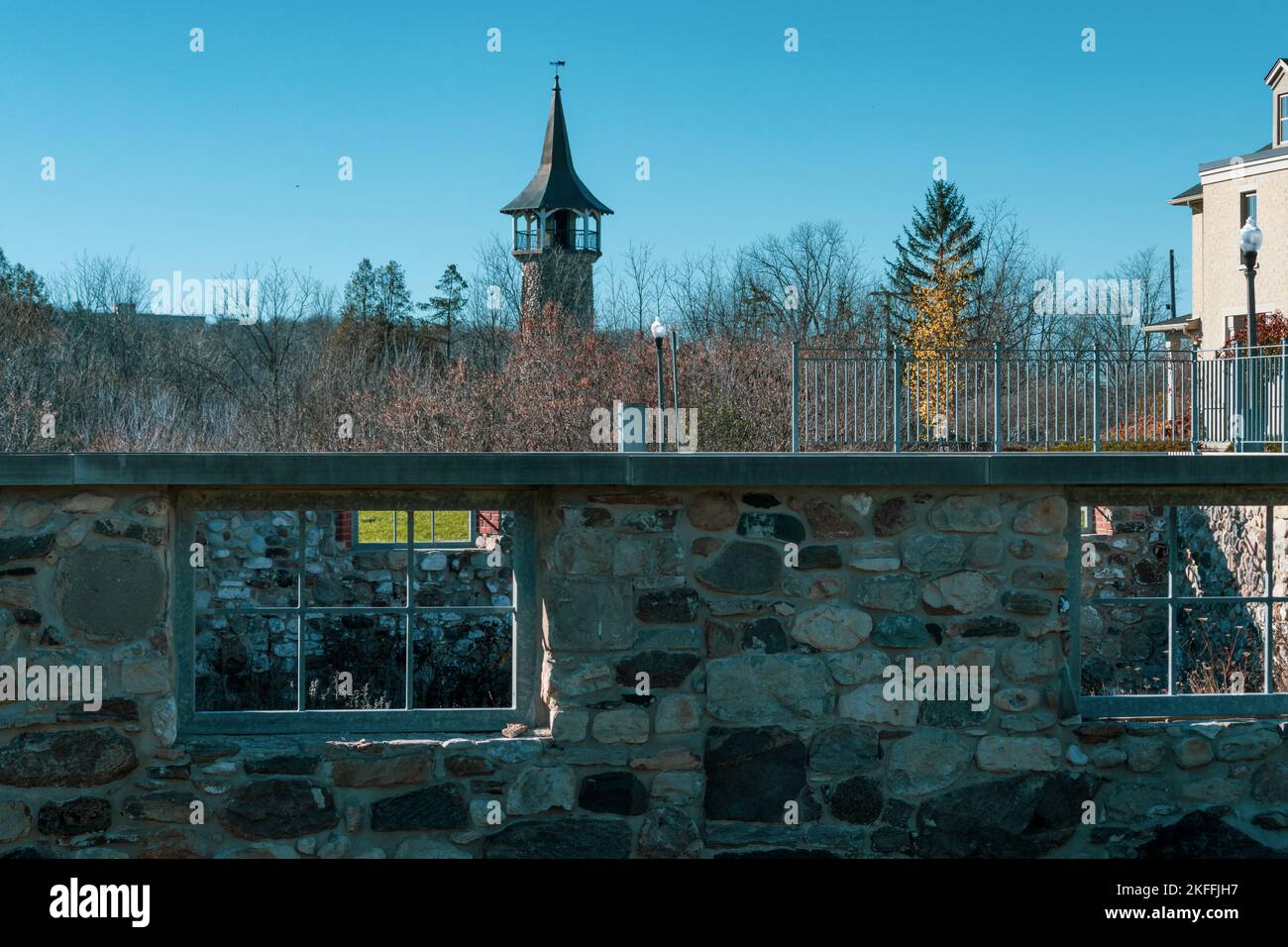 Les vestiges d'une ferme mennonite de 1830 et d'une tour pionnière sont en bordure d'une banlieue. Banque D'Images