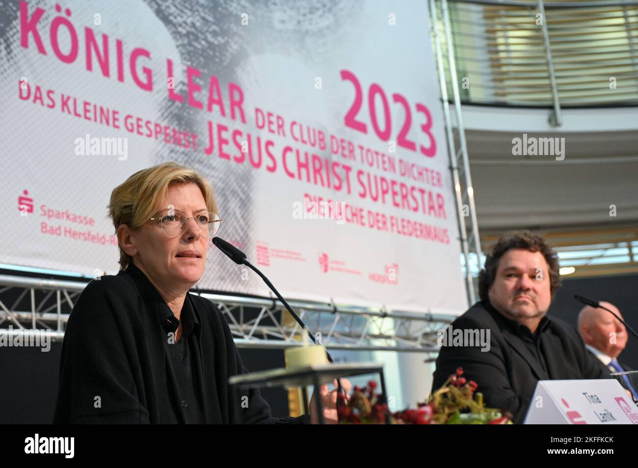 Bad Hersfeld, Allemagne. 18th novembre 2022. Tina Lanik, directrice du théâtre, parle lors de la présentation du programme du Bad Hersfeld Festival 2023 72nd (l'intendant Joern Hinkel à droite). LLANIK dirige le classique « Roi Lear », avec lequel le festival ouvrira sur 30 juin 2023. Le programme comprend également la comédie musicale « Jesus Christ Superstar », « Revenge of the Bat », « The Little Ghost » et « The Dead Poets Society ». Credit: Uwe Zucchi/dpa/Alay Live News Banque D'Images