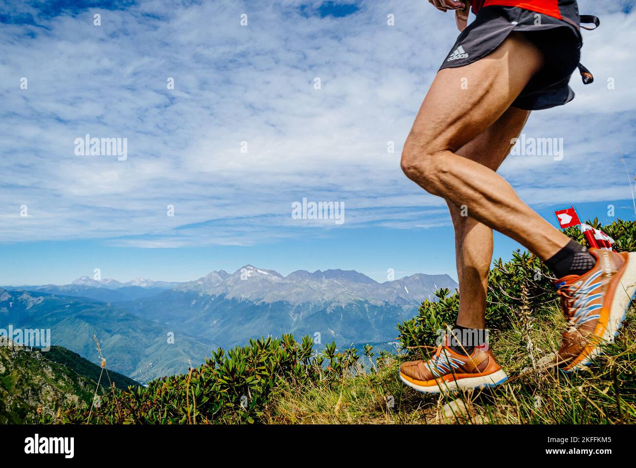 Rosa Khutor, Russie - 10 septembre 2022: Les pieds de chemin dans le Merrell de la chaussure courent en bas de la montagne dans le sentier sauvage de Rosa Banque D'Images Rosa Khutor, Russie - 10 septembre 2022: Les pieds de chemin dans le Merrell de la chaussure courent en bas de la montagne dans le sentier sauvage de Rosa Banque D'Images