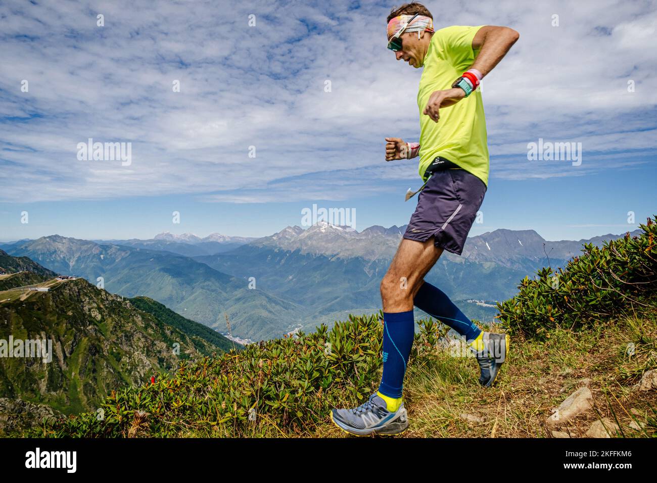 Rosa Khutor, Russie - 10 septembre 2022: Athlète masculin descendant une pente abrupte dans le sentier sauvage de Rosa Banque D'Images Rosa Khutor, Russie - 10 septembre 2022: Athlète masculin descendant une pente abrupte dans le sentier sauvage de Rosa Banque D'Images