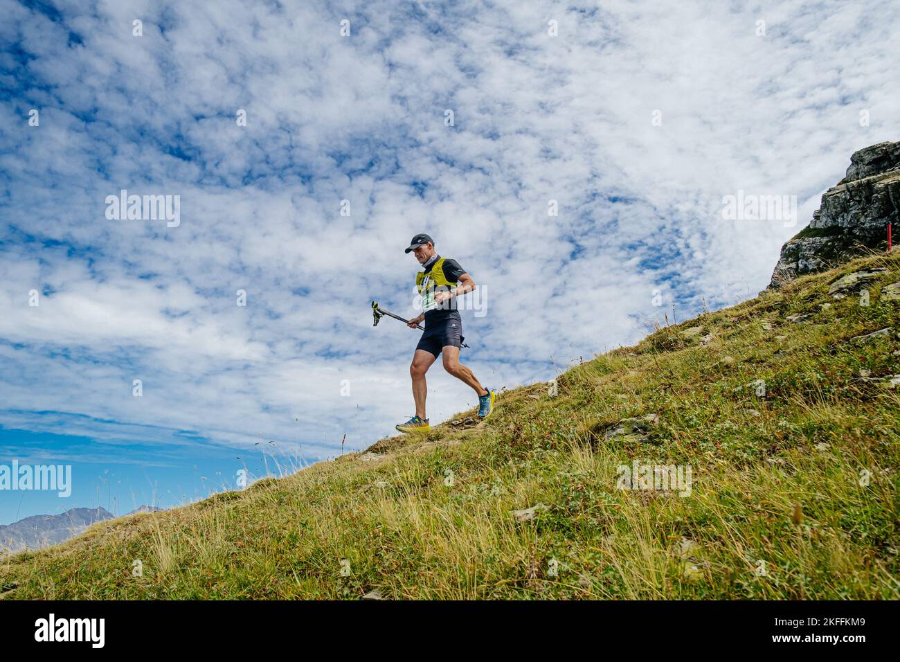 Rosa Khutor, Russie - 10 septembre 2022: Athlète masculin descendant une pente abrupte dans le sentier sauvage de Rosa Banque D'Images Rosa Khutor, Russie - 10 septembre 2022: Athlète masculin descendant une pente abrupte dans le sentier sauvage de Rosa Banque D'Images