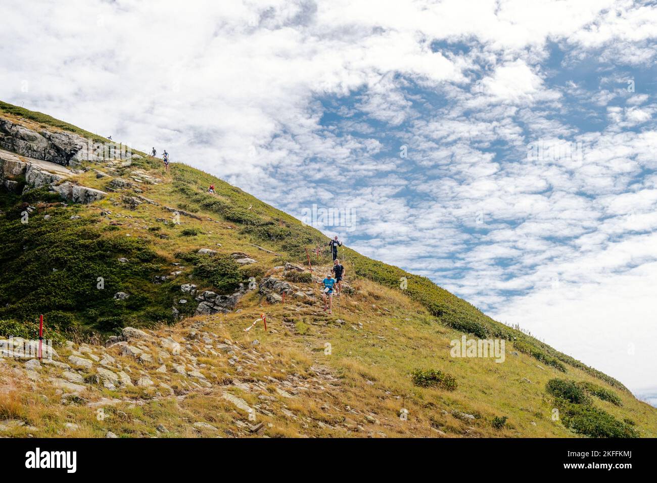 Rosa Khutor, Russie - 10 septembre 2022 : athlètes de groupe qui s'entraînent en montagne sur le sentier sauvage de Rosa Banque D'Images Rosa Khutor, Russie - 10 septembre 2022 : athlètes de groupe qui s'entraînent en montagne sur le sentier sauvage de Rosa Banque D'Images