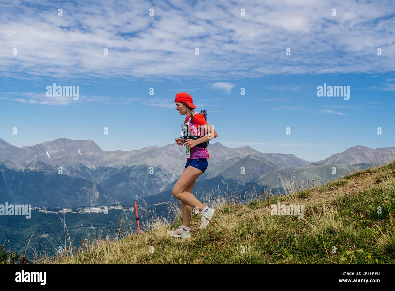 Rosa Khutor, Russie - 10 septembre 2022 : athlète féminine descendant une pente raide dans la piste sauvage de Rosa Banque D'Images Rosa Khutor, Russie - 10 septembre 2022 : athlète féminine descendant une pente raide dans la piste sauvage de Rosa Banque D'Images